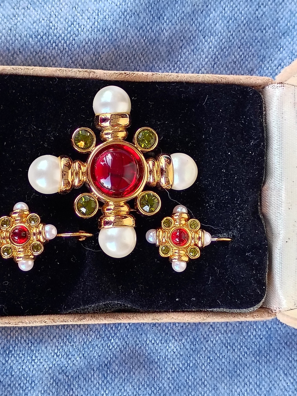 Avon Vtg 1996 Holiday Collection Brooch Earrings with Red, Green & Pearl Accents